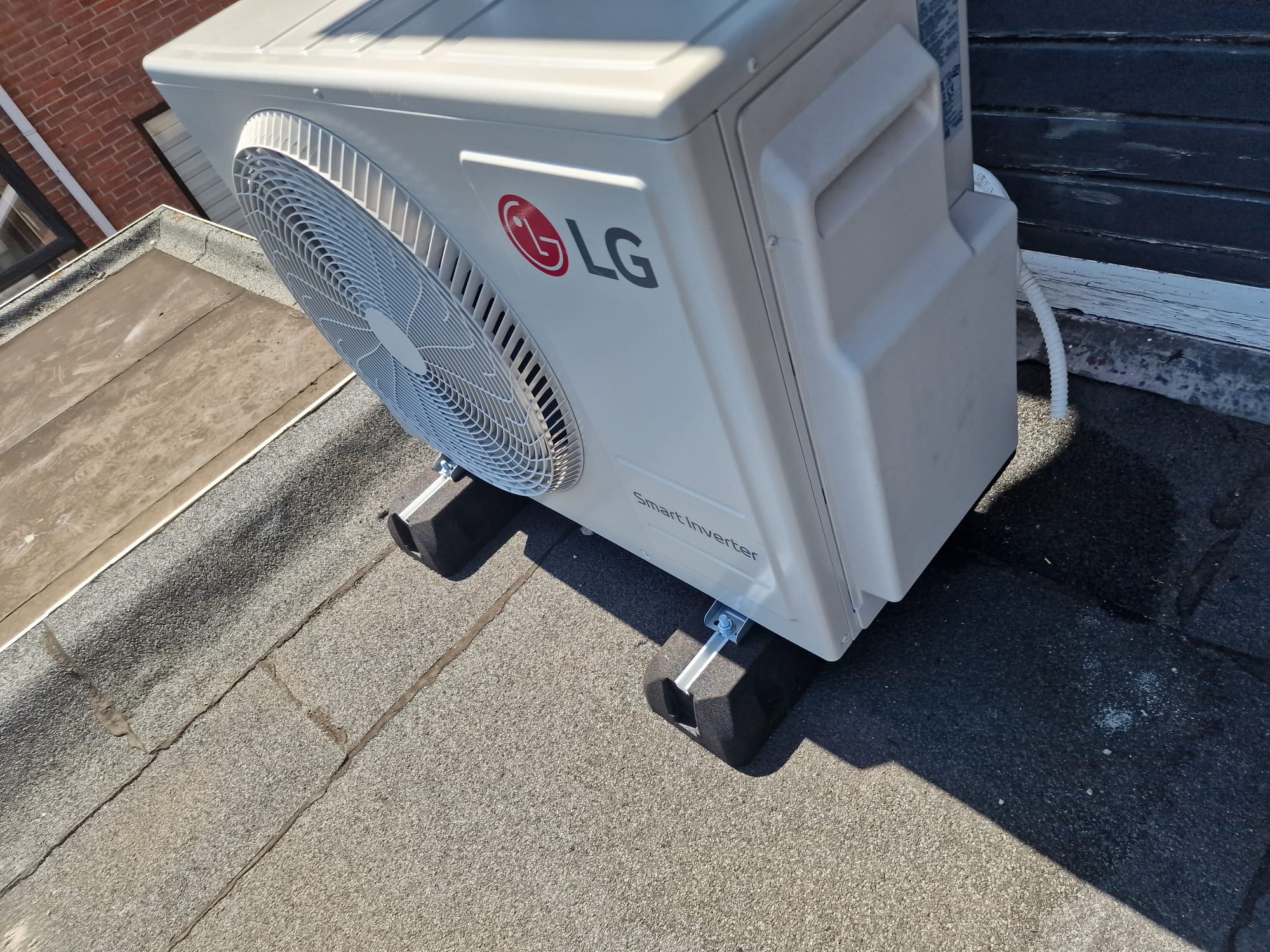LG airco buitenunit op dak