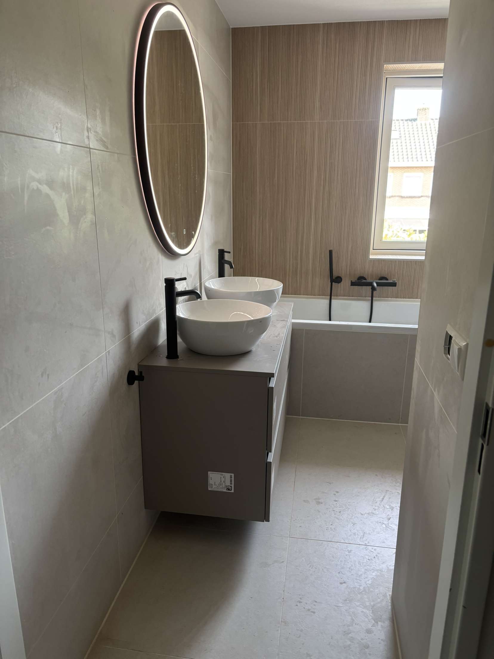 Complete badkamer renovatie met dubbele wastafel en bad