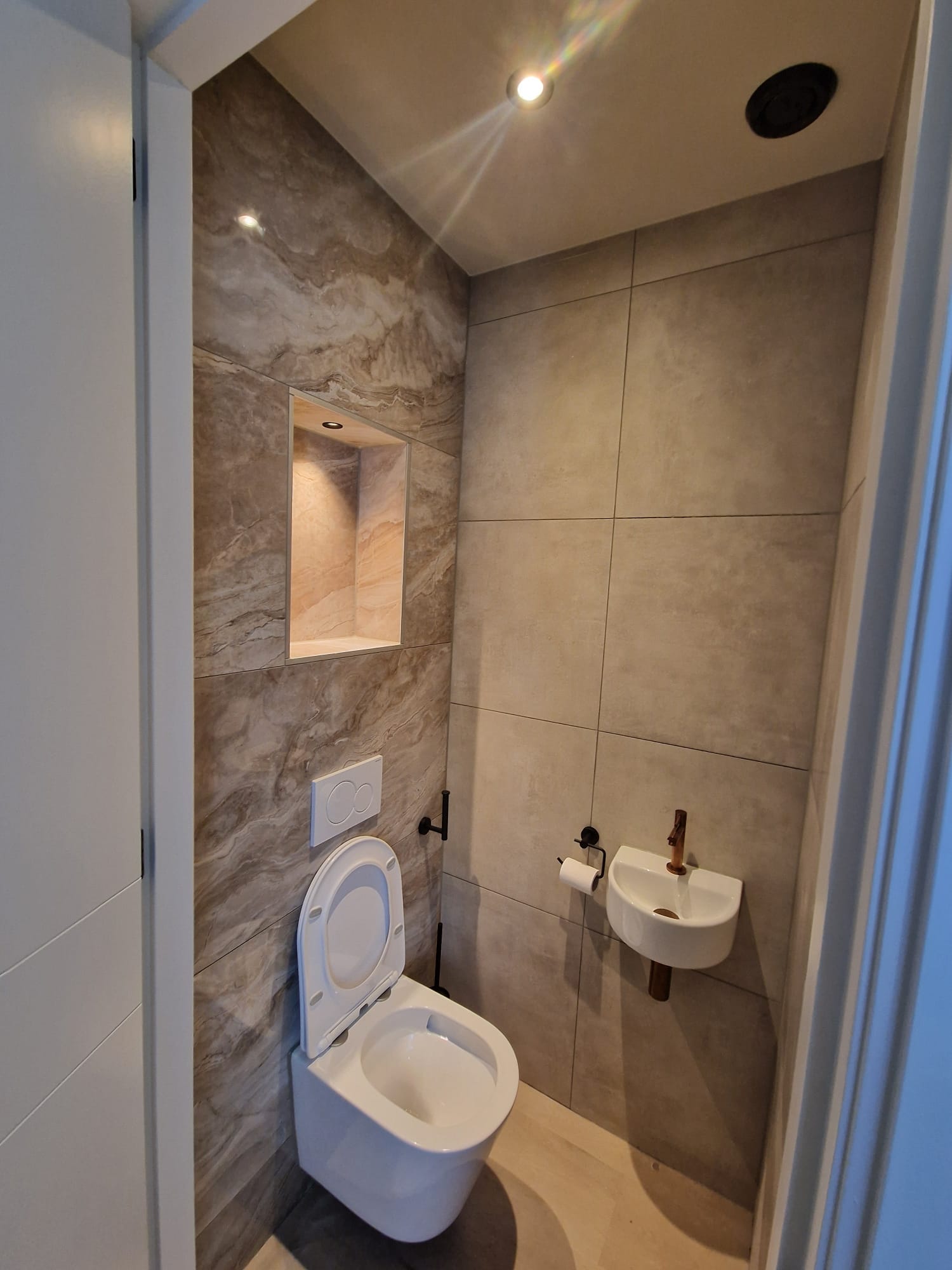 Stijlvolle toiletruimte met wandtoilet