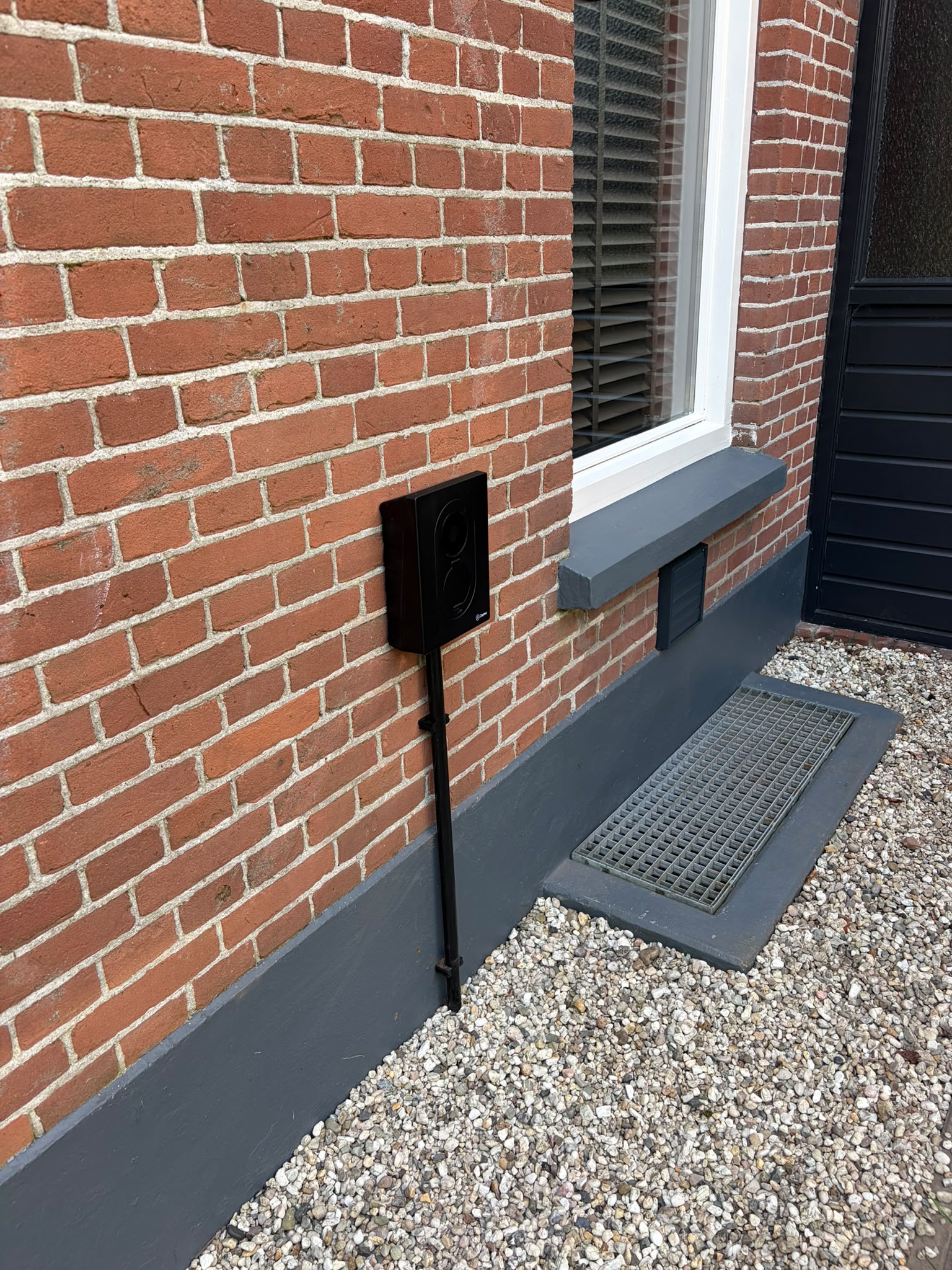 Zaptec laadpaal gemonteerd aan gevel