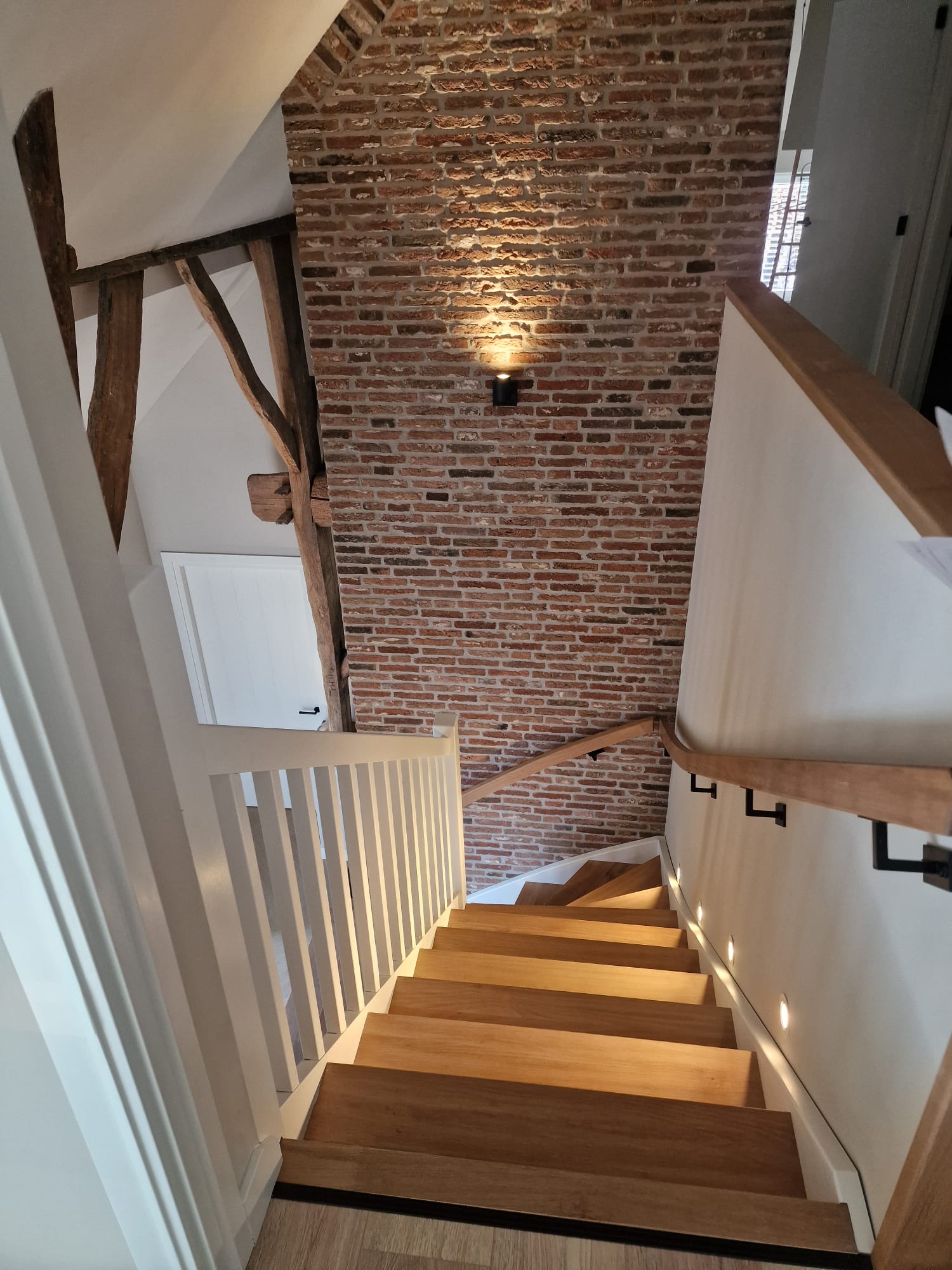 Trapverlichting met wandlamp