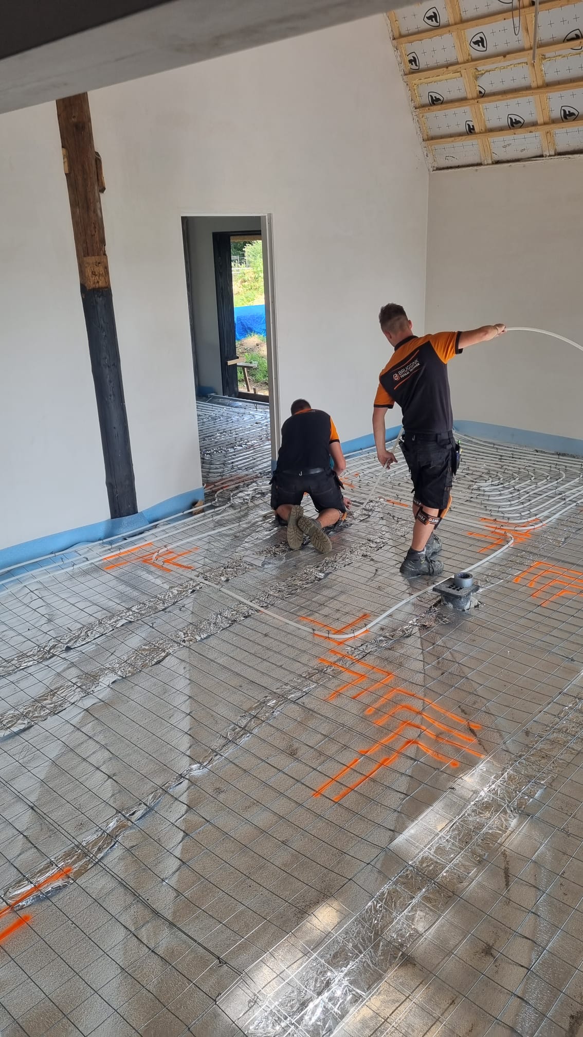 Team aan het werk met vloerverwarming
