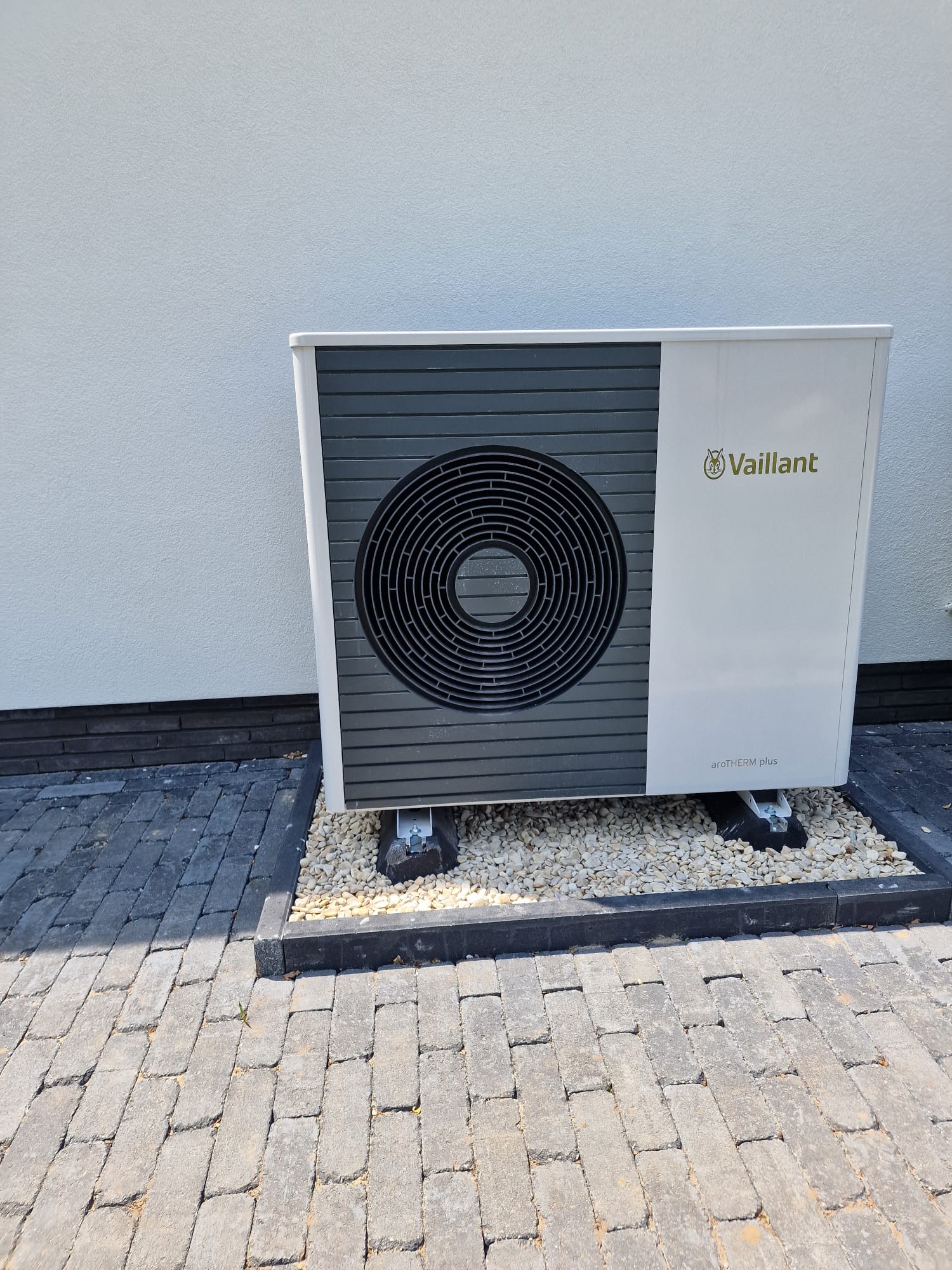 Vaillant warmtepomp buiten unit