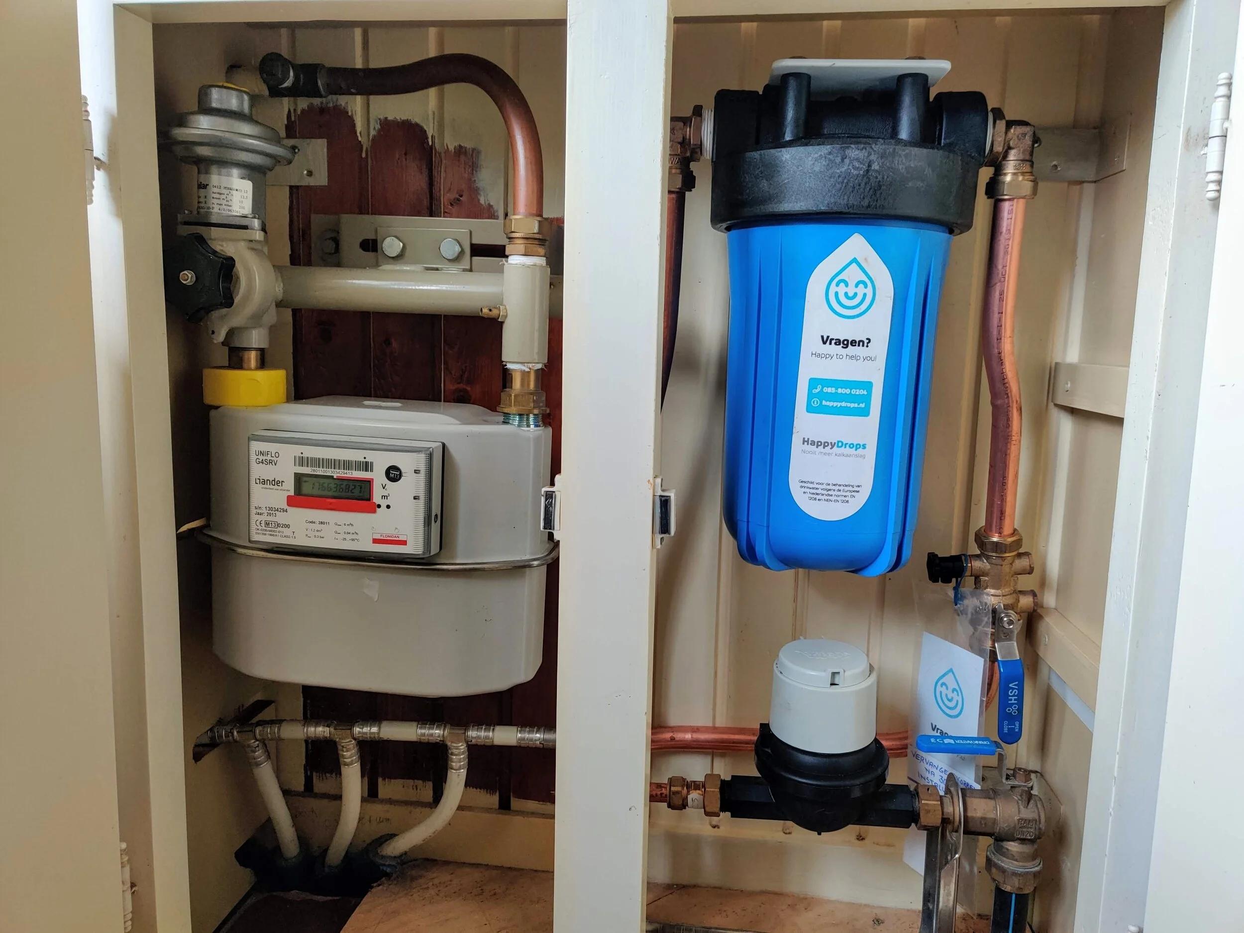Waterinstallatie met filter in meterkast